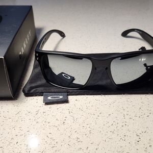Oakley Holbrook Sunglasses Matte Black / Silver Polarized